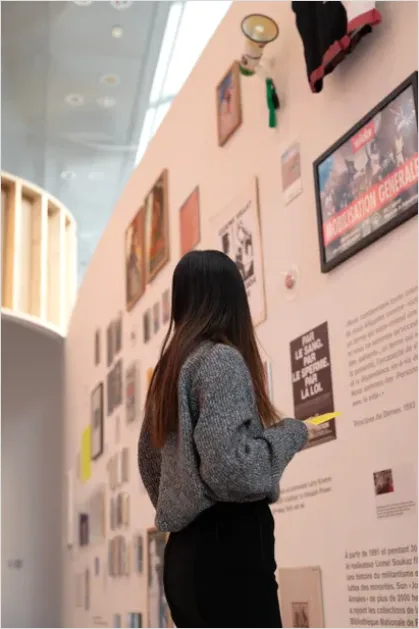 Detail Museum Exhibition Visitors Photo Number 16