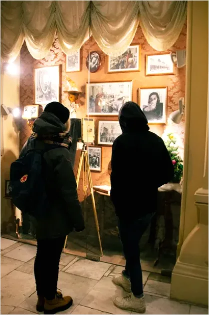 Detail Museum Exhibition Visitors Photo Number 3