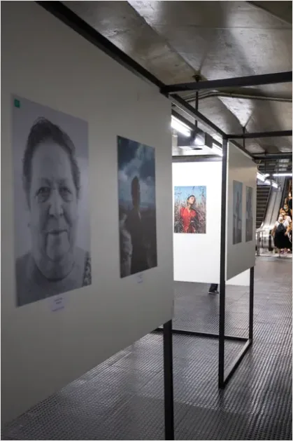 Detail Museum Exhibition Visitors Photo Number 4