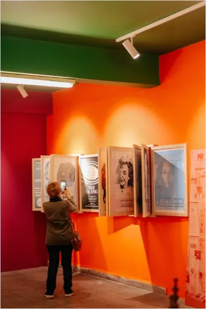 Detail Museum Exhibition Visitors Photo Number 5