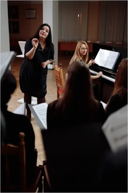 Detail Music Conductor Leading Orchestra Photo Number 3