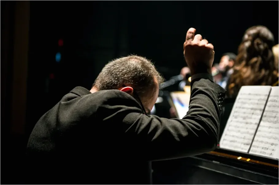 Detail Music Conductor Leading Orchestra Photo Number 4