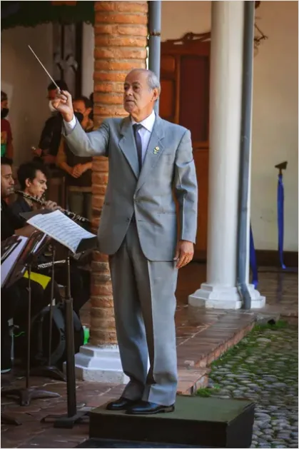 Detail Music Conductor Leading Orchestra Photo Number 5