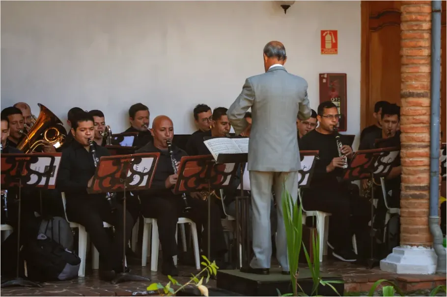 Detail Music Conductor Leading Orchestra Photo Number 6