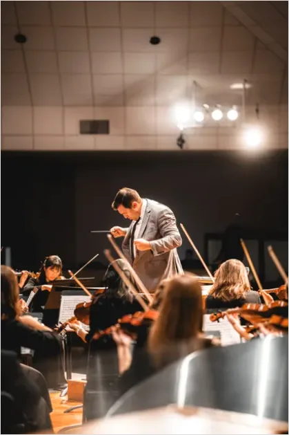 Detail Music Conductor Leading Orchestra Photo Number 8