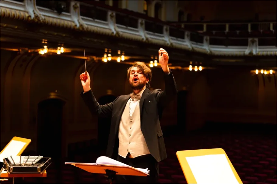 Detail Music Conductor Leading Orchestra Photo Number 10