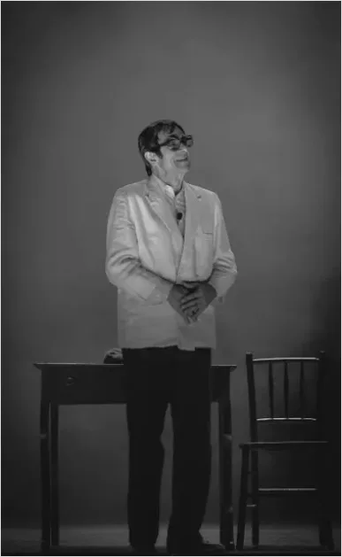 Detail Opera Singer Performing On Stage Photo Number 14