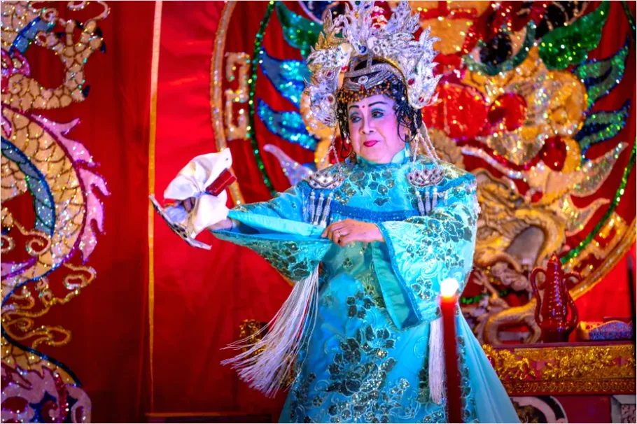 Detail Opera Singer Performing On Stage Photo Number 3