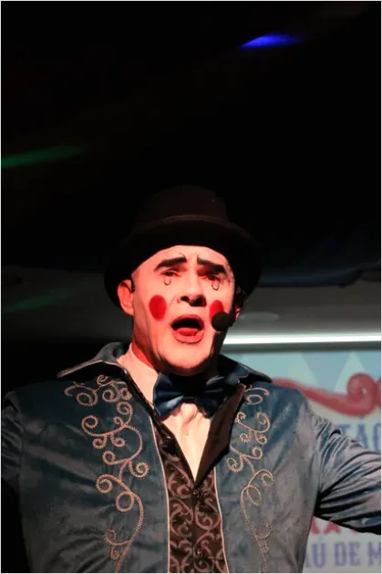 Detail Opera Singer Performing On Stage Photo Number 10