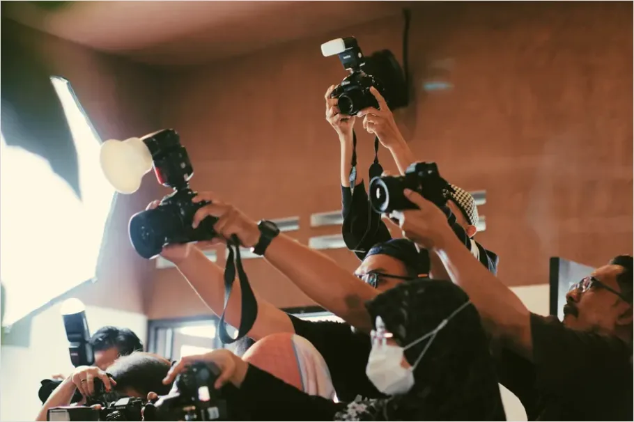 Detail Paparazzi Photographers Flashing Cameras Photo Number 3