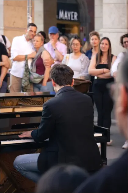 Detail Public Piano Street Performance Photo Number 2