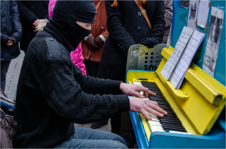 Detail Public Piano Street Performance Photo Number 7