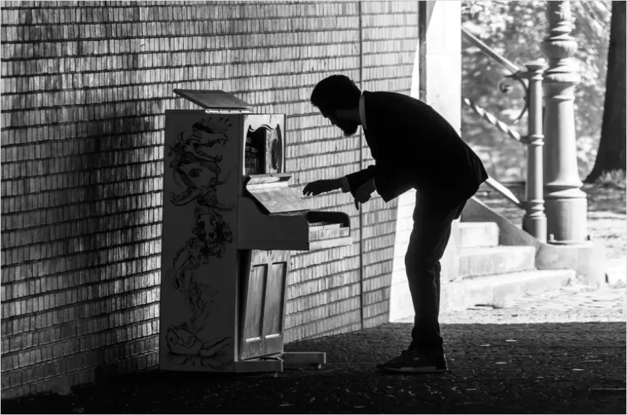 Detail Public Piano Street Performance Photo Number 10