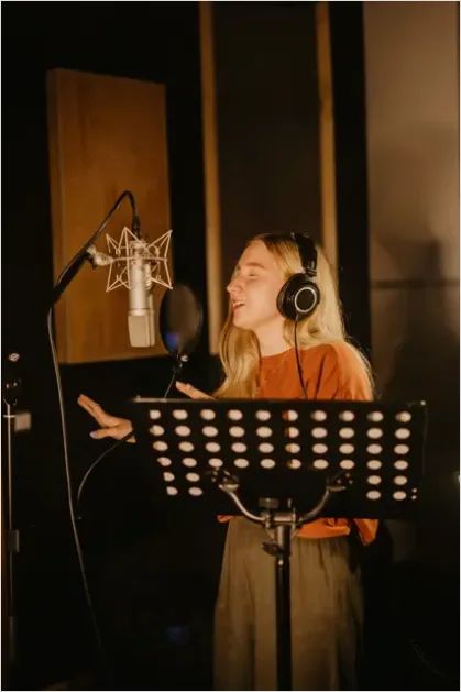 Detail Recording Studio Vocal Session Photo Number 3