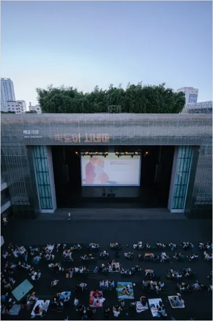Detail Rooftop Movie Screening City View Photo Number 6