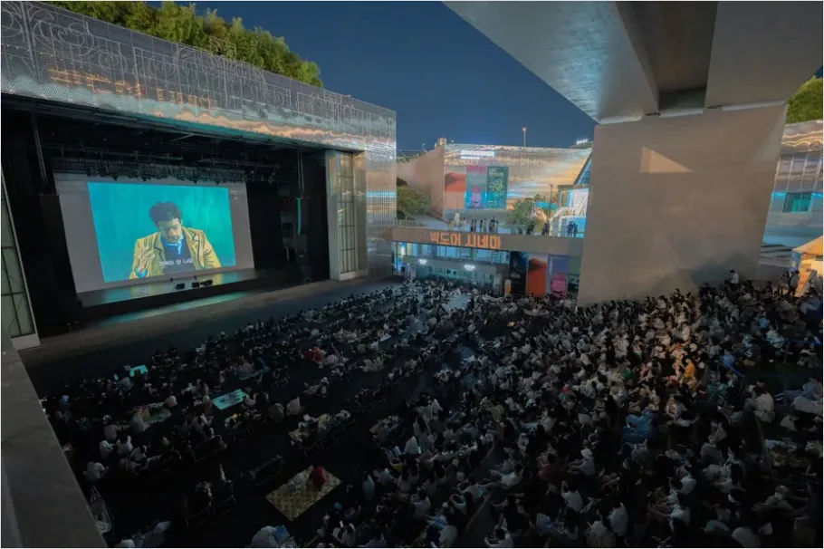 Detail Rooftop Movie Screening City View Photo Number 7