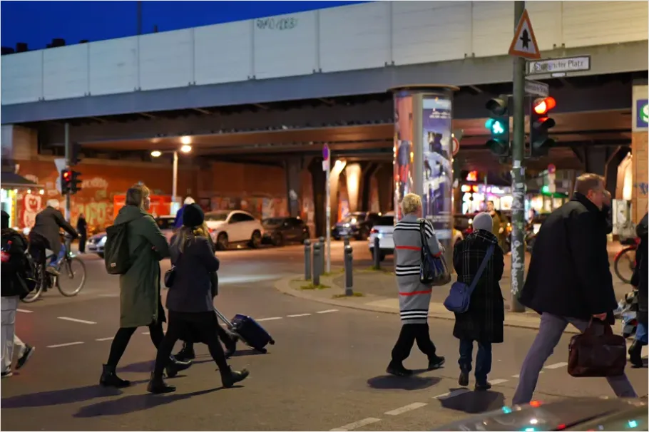 Detail Rush Hour Crowd Crosswalk Photo Number 15