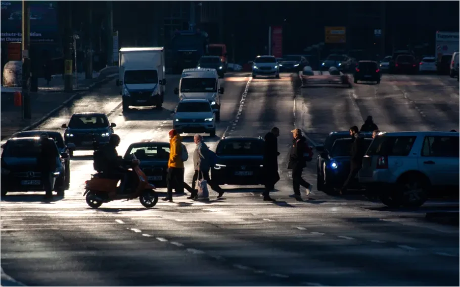 Detail Rush Hour Crowd Crosswalk Photo Number 7