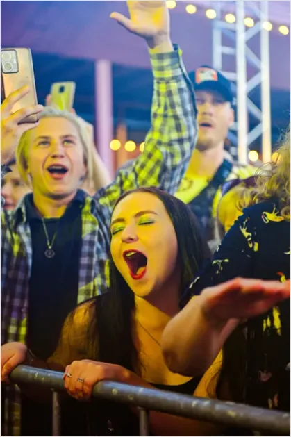 Detail Sing Along Fans Concert Photo Number 9