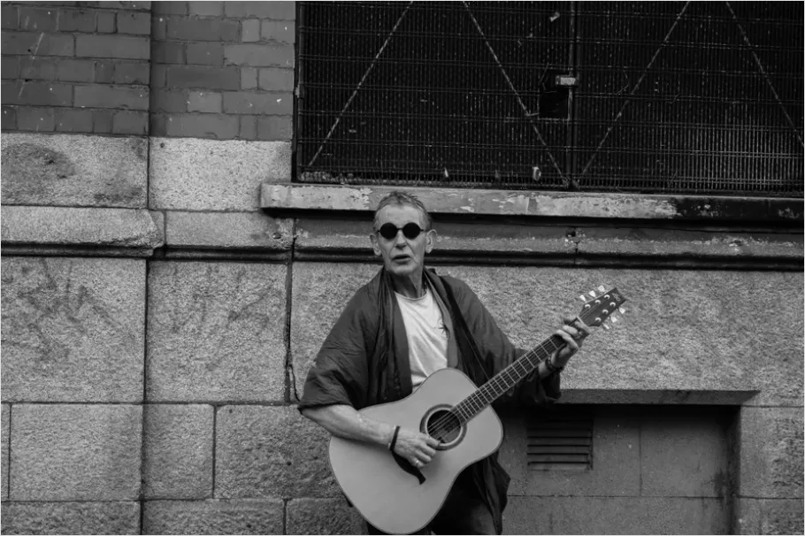 Detail Street Performer Busker Guitar Photo Number 2