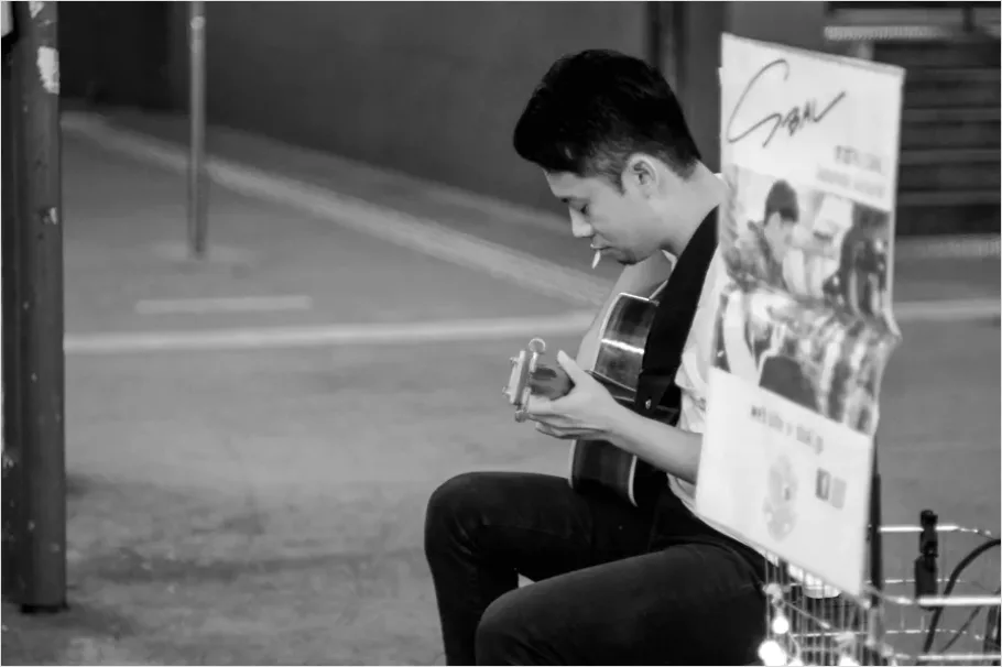 Detail Street Performer Busker Guitar Photo Number 12