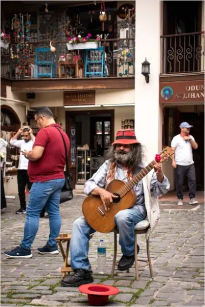 Detail Street Performer Busker Guitar Photo Number 13