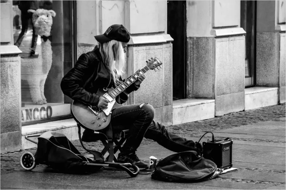 Detail Street Performer Busker Guitar Photo Number 15