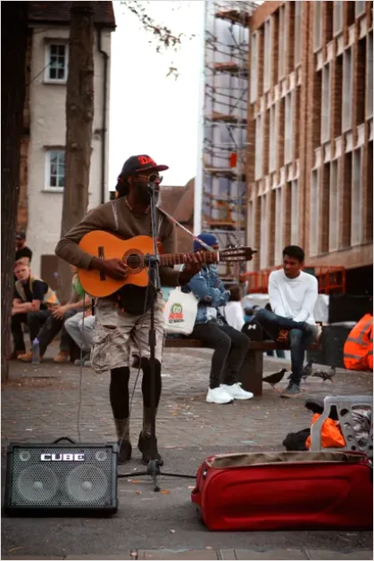 Detail Street Performer Busker Guitar Photo Number 5