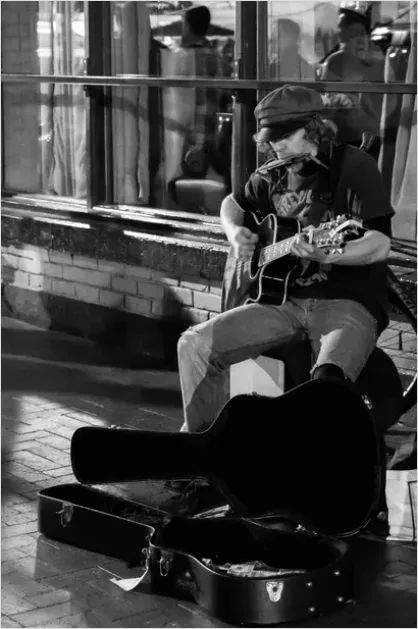 Detail Street Performer Busker Guitar Photo Number 8