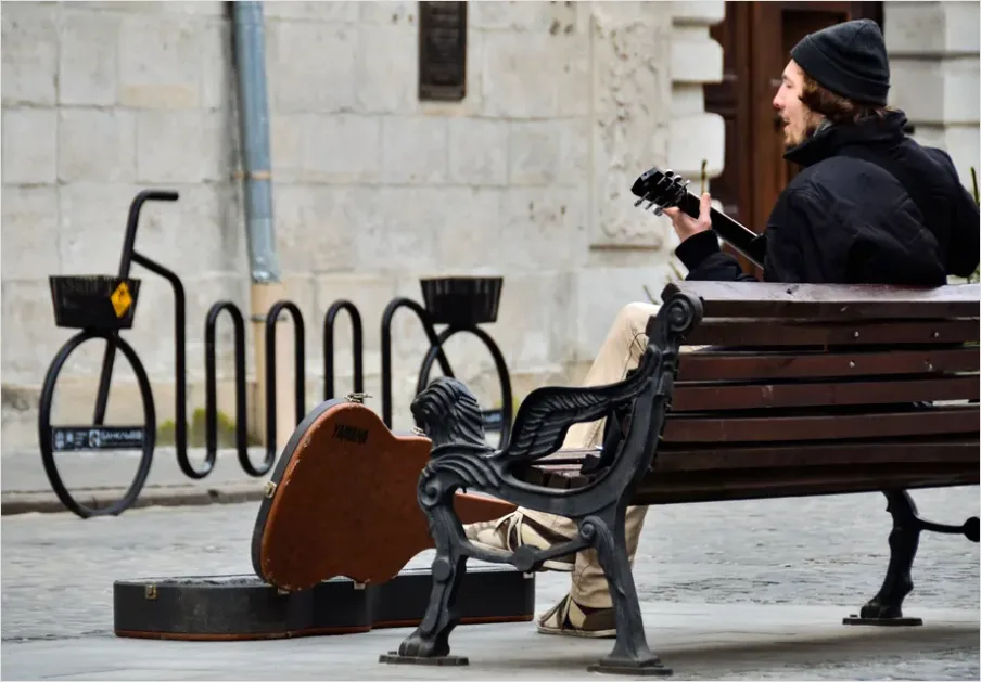 Detail Street Performer Busker Guitar Photo Number 9