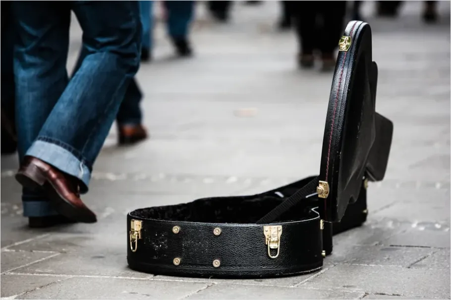Detail Street Performer Busker Guitar Photo Number 10