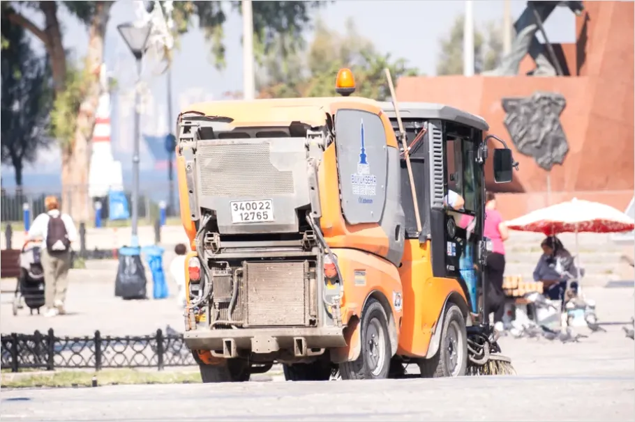 Detail Street Sweeping Vehicle Photo Number 2