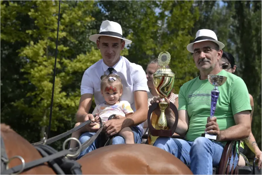 Detail Trophy Presentation Event Photo Number 11