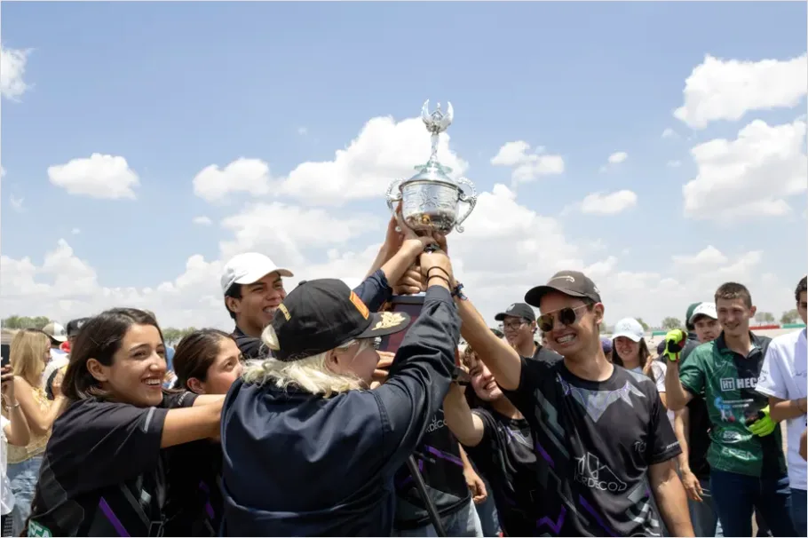 Detail Trophy Presentation Event Photo Number 3