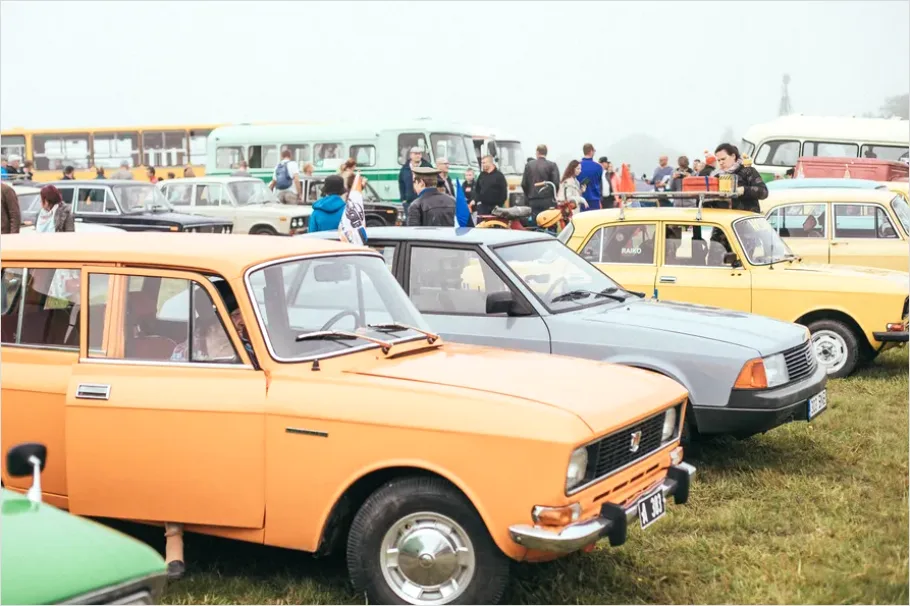 Detail Vintage Car Rally Group Photo Number 15