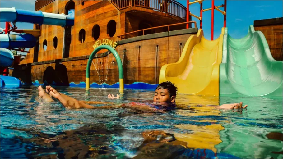 Detail Water Park Slide Splashing Photo Number 12