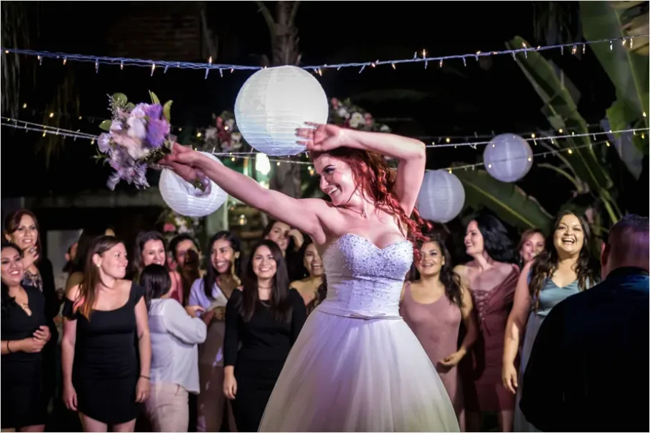 Detail Wedding Bouquet Toss Photo Number 2