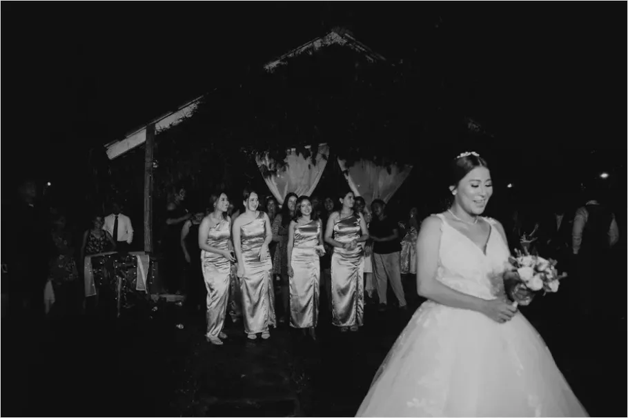 Detail Wedding Bouquet Toss Photo Number 3
