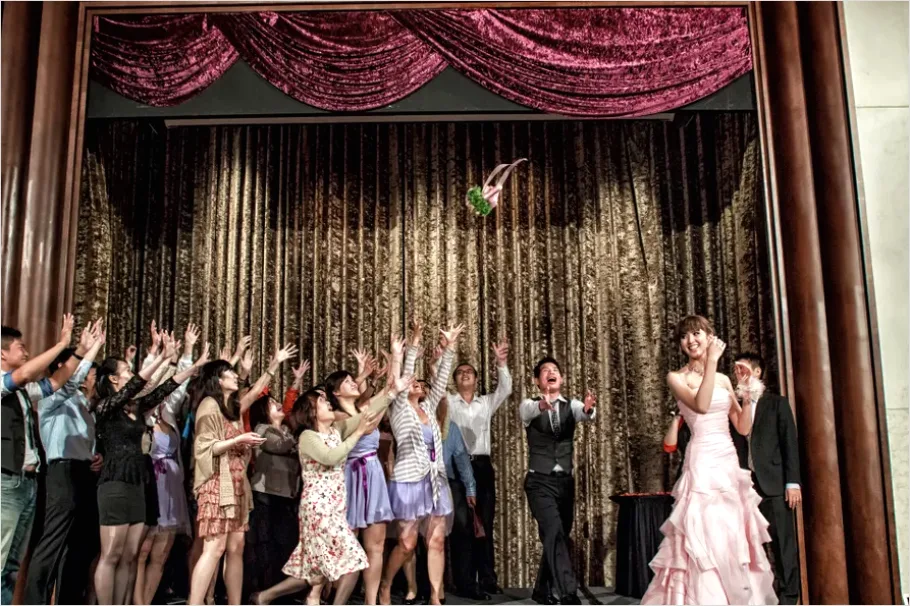 Detail Wedding Bouquet Toss Photo Number 8