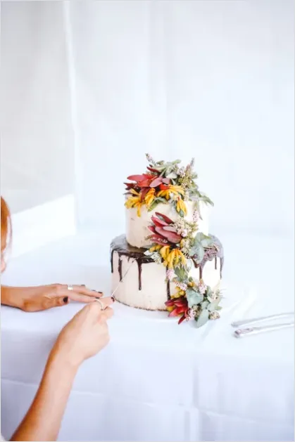 Detail Wedding Cake Cutting Photo Number 12
