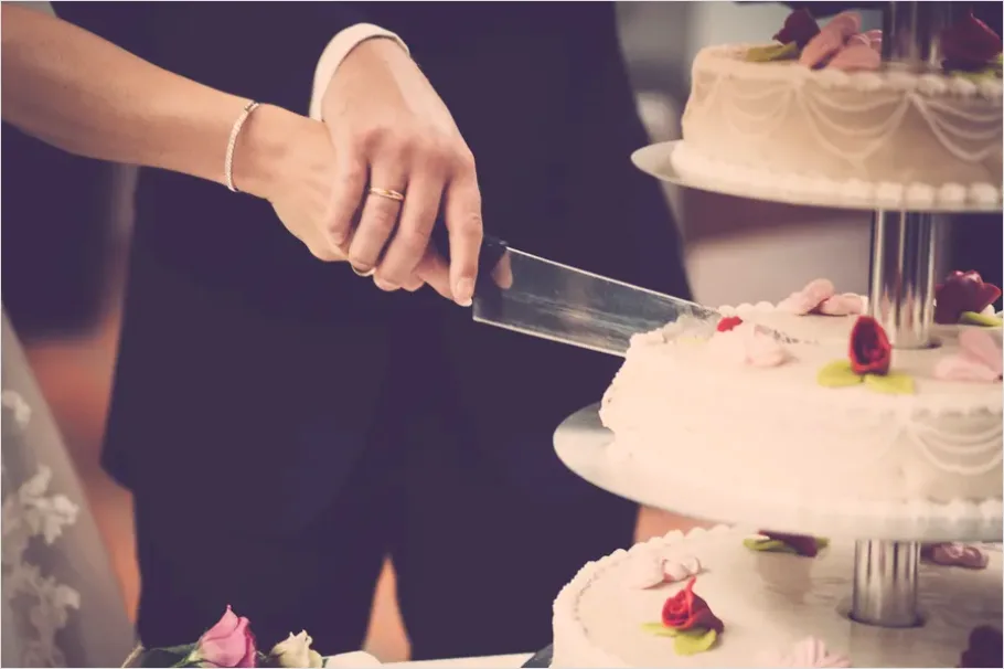 Detail Wedding Cake Cutting Photo Number 16