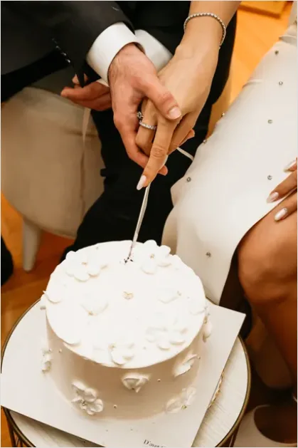 Detail Wedding Cake Cutting Photo Number 4