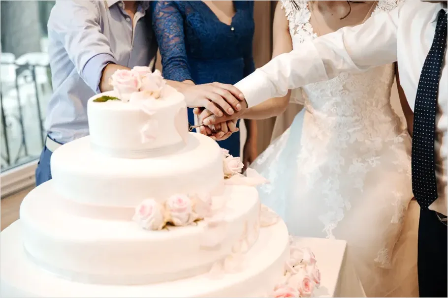 Detail Wedding Cake Cutting Photo Number 8