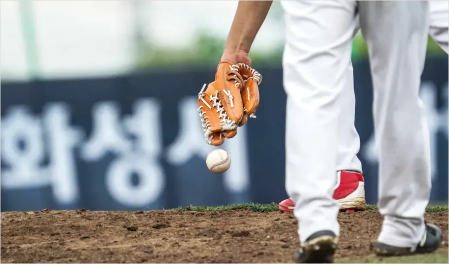 Detail Baseball Glove And Ball Number 14