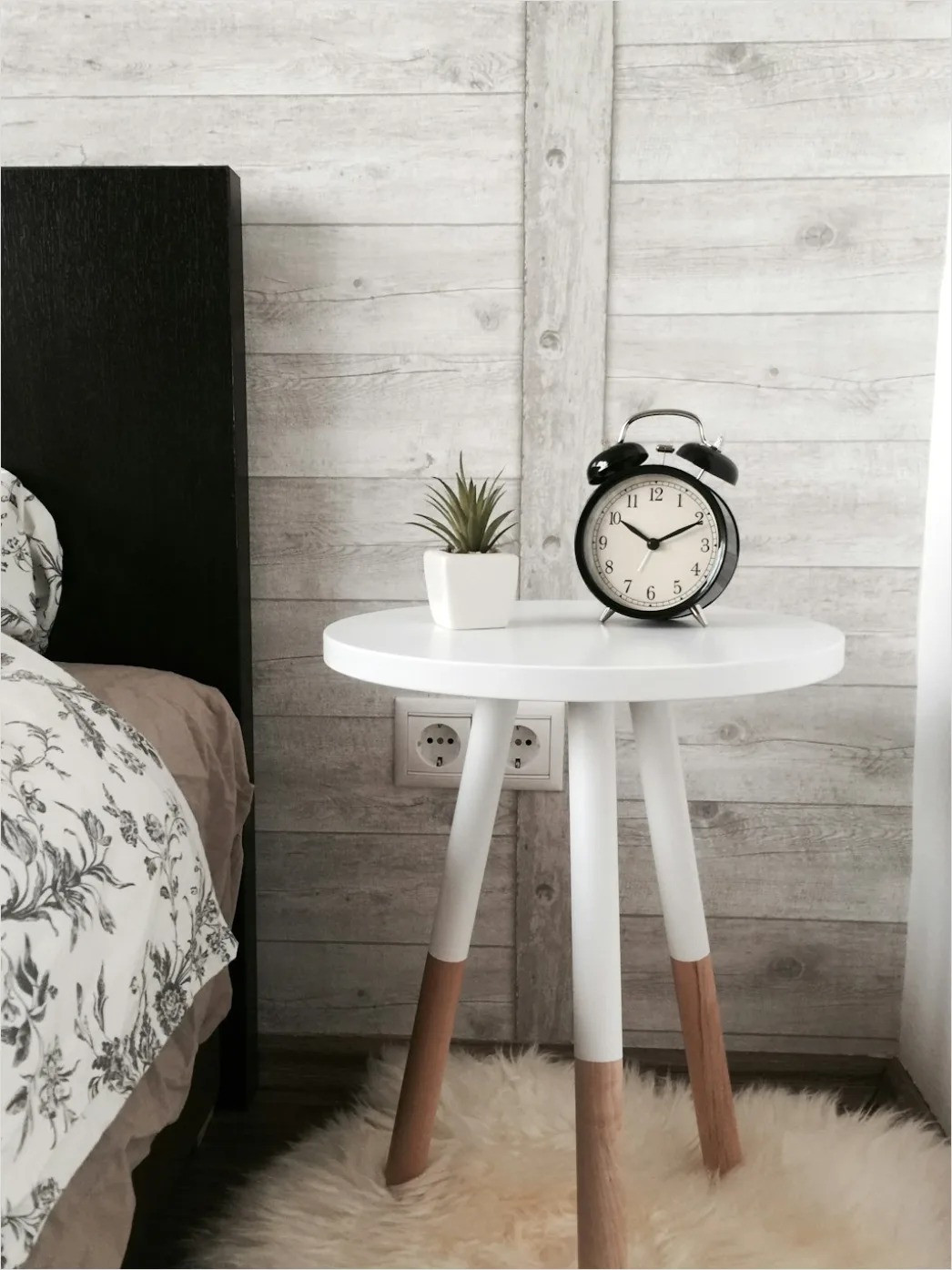 Detail Bluetooth Speaker On Bedside Table Number 13