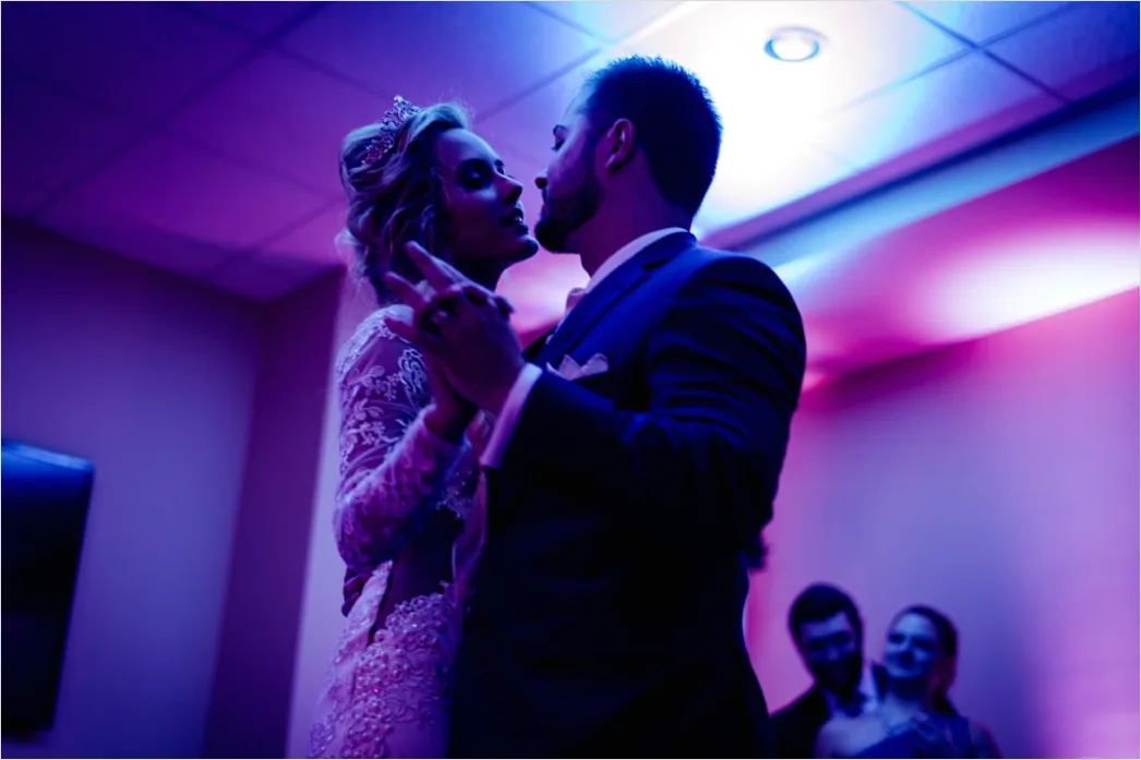 Detail Bride And Groom First Dance Moment Number 14