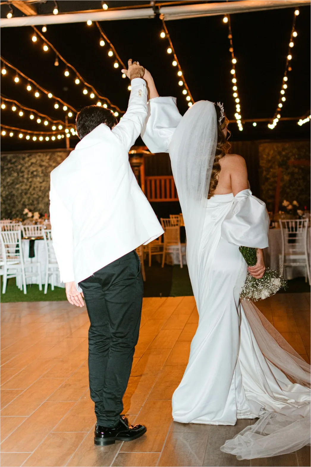 Detail Bride And Groom First Dance Moment Number 15