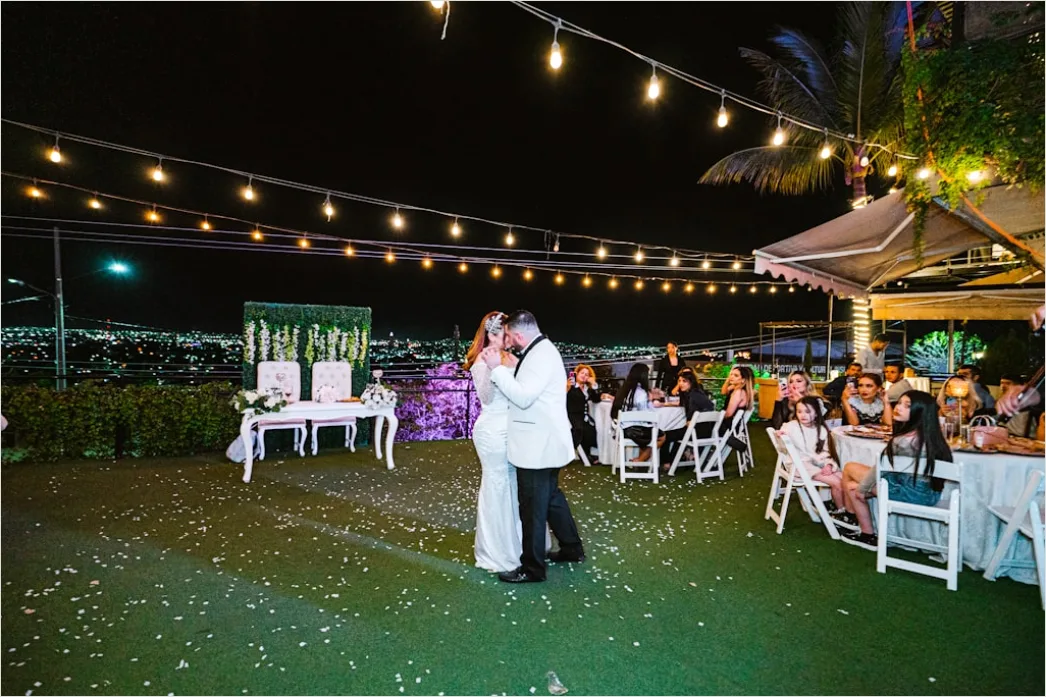 Detail Bride And Groom First Dance Moment Number 7