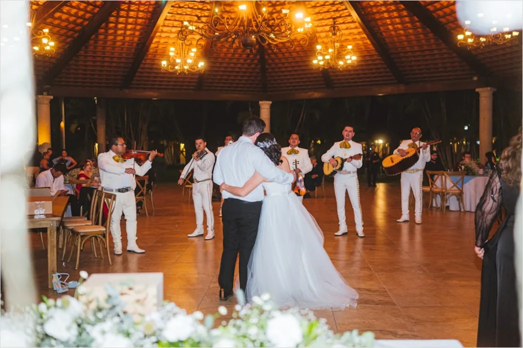 Detail Bride And Groom First Dance Moment Number 8