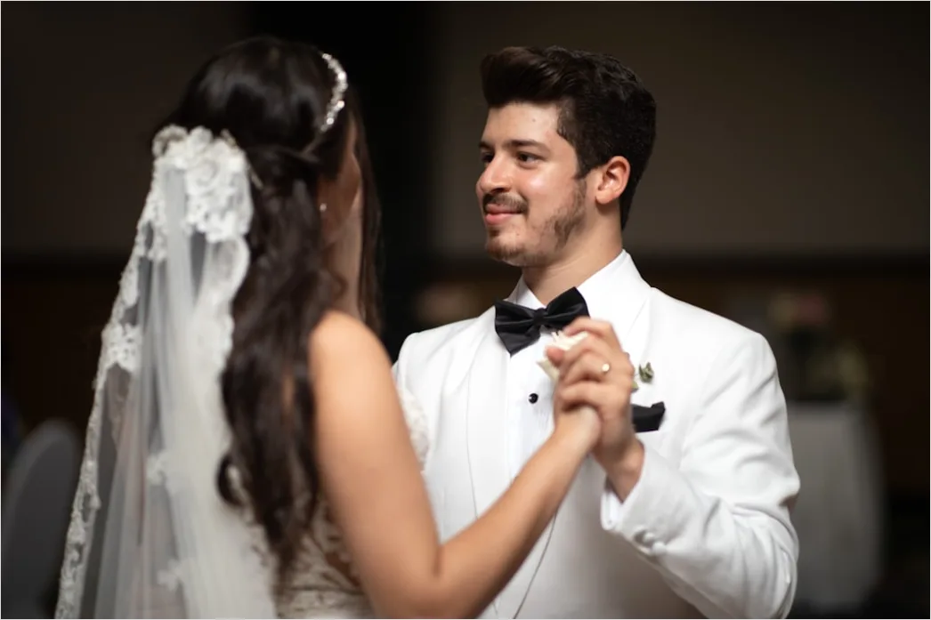 Detail Bride And Groom First Dance Moment Number 10